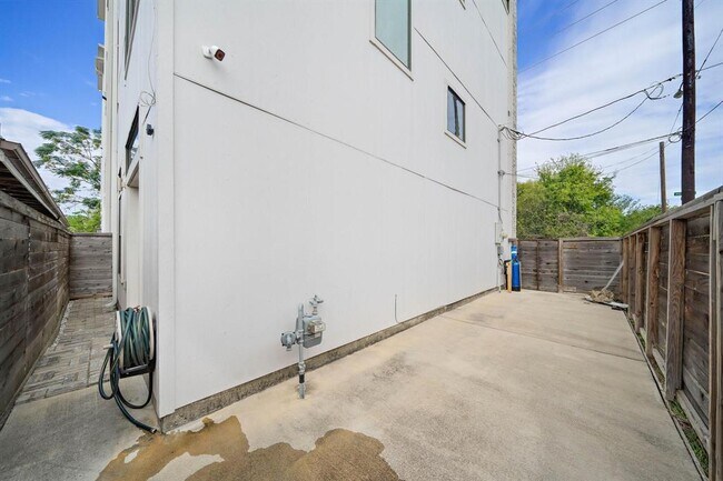Building Photo - 1603 Holly St