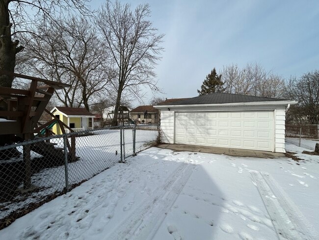 Building Photo - 315 E Rose St