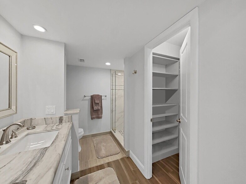 Building Photo - 2620 Cove Cay Dr