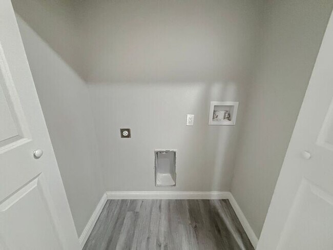 Building Photo - Lovely 3-Bedroom Home in the Heart of Midw...