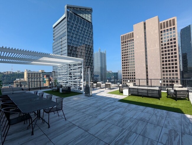 Building Photo - 1 Bedroom 1 Bathroom Condo in Downtown Pittsburgh