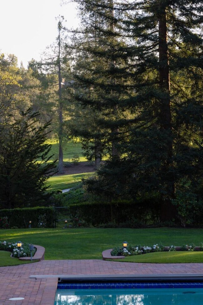 Building Photo - 10 Meadow Ln