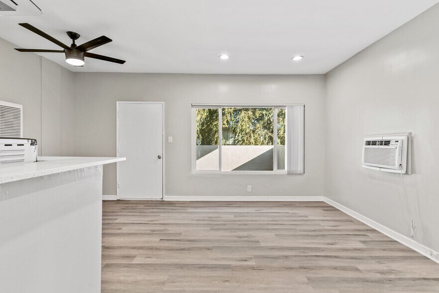 Building Photo - 1655 W Malvern Ave