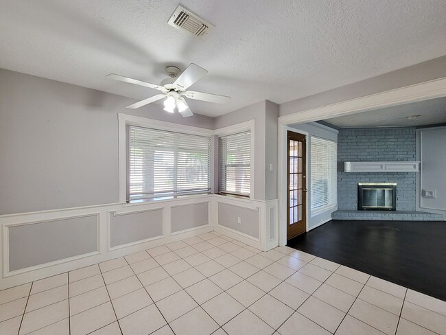 Building Photo - Amazing Cottage Charm Designer Home with Lush Landscaping, Sprinkler System, New Insulated Window...