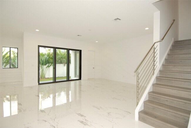 Building Photo - 1435 SW 23rd St