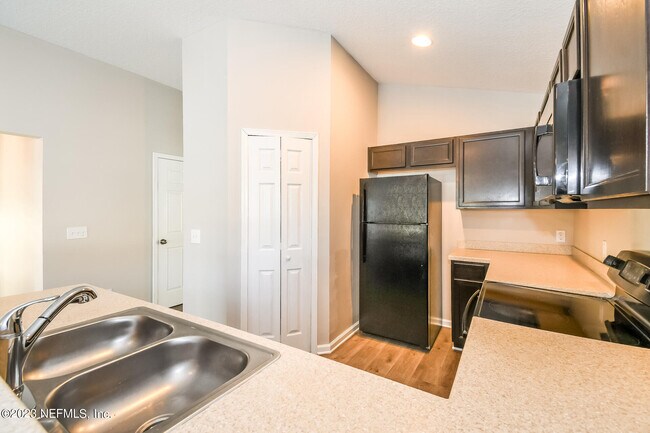 Building Photo - 5656 Village Pond Cir