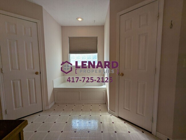 Building Photo - Large 3 Bedroom Home Ready for Move In!