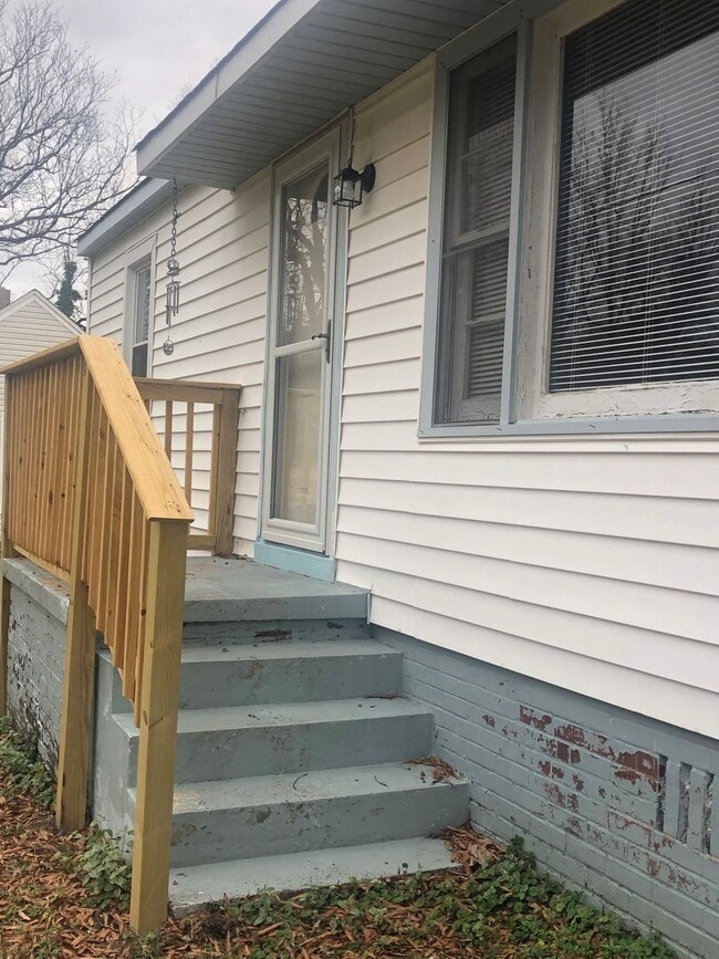 Building Photo - Two bedroom, 1 bath house in Burlington