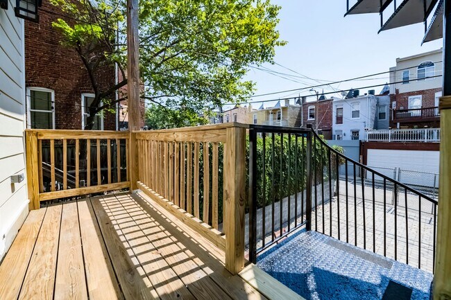 Building Photo - 3 Bed 2.5 Bath - Bloomingdale Condo - 1 Assigned Parking Space