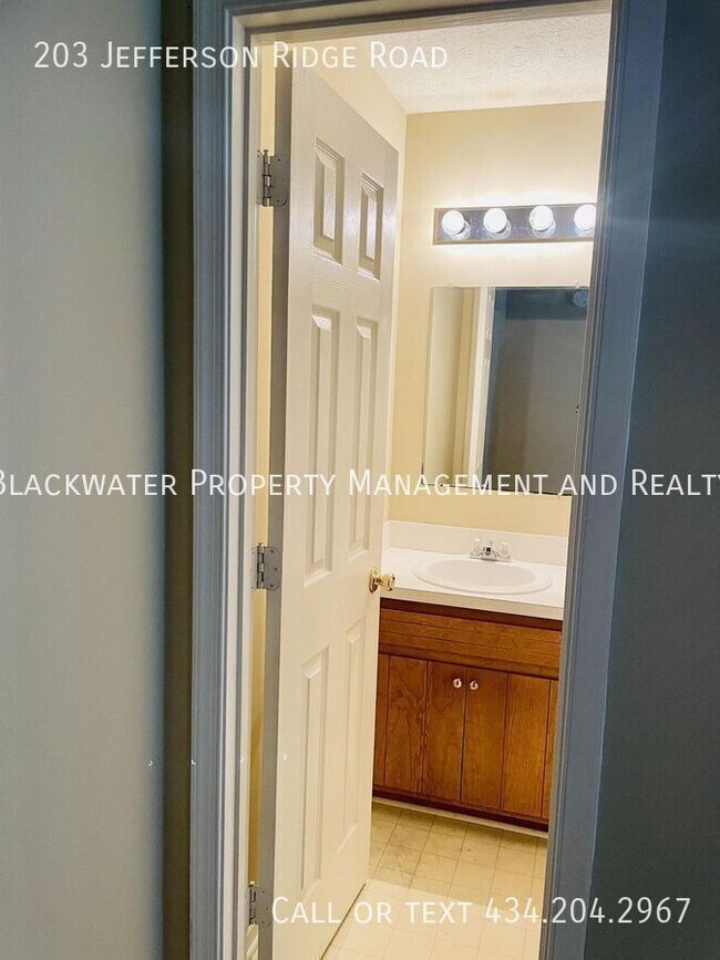 Building Photo - 203 Jefferson Ridge Rd