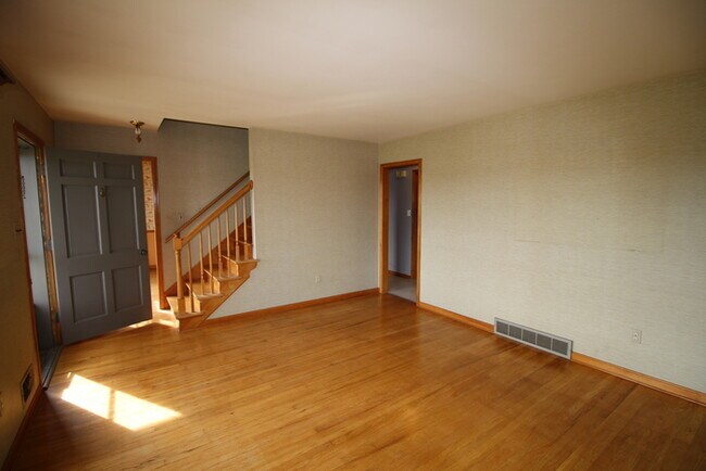 Building Photo - Three bedroom home off S Pope Lick Rd