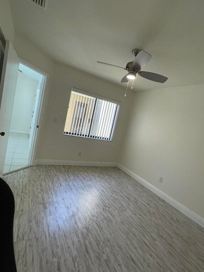 Building Photo - 613 Manatee Dr