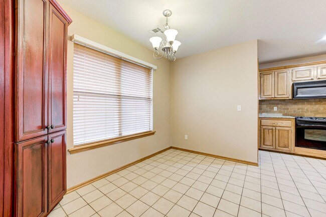 Building Photo - Beautiful 3x2 with Sunroom in Yukon