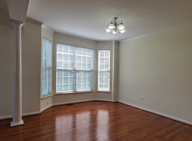 Building Photo - 210 Hillside Ct