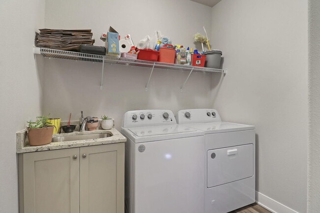 Building Photo - 4706 S Cottage Ln