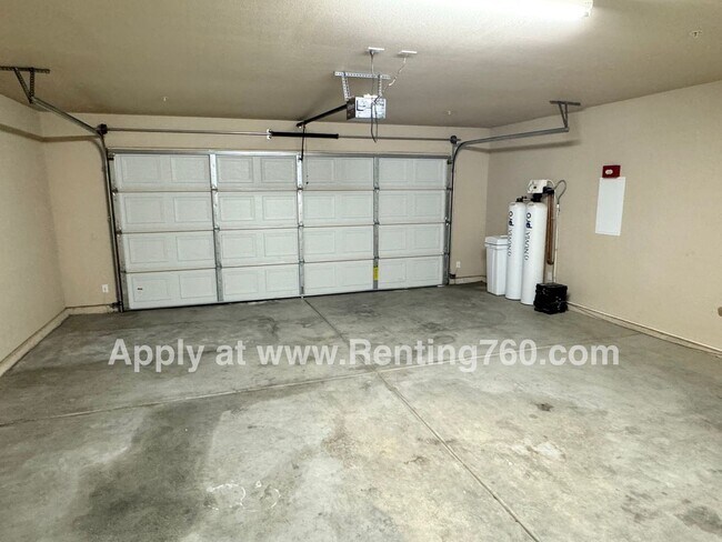 Building Photo - Gorgeous & Spacious 4 Bed Home