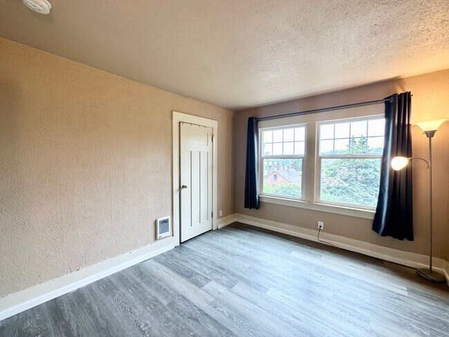 Building Photo - 1606 Lakeview Blvd E