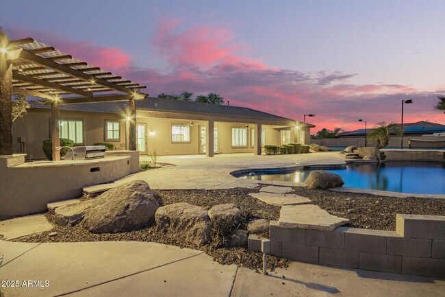 Building Photo - 14188 W Hope Dr