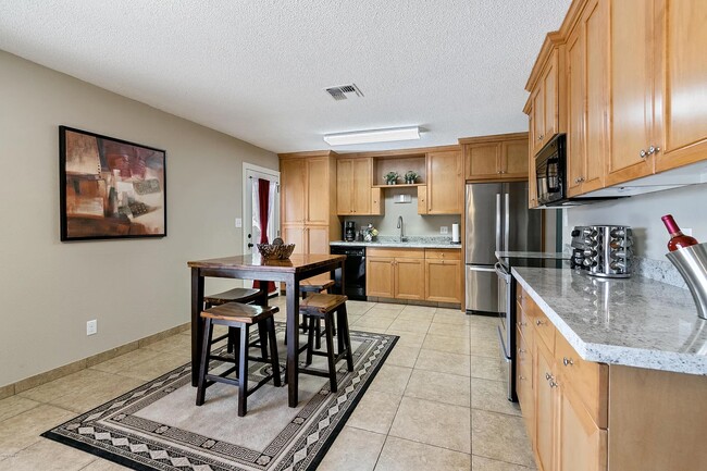 Building Photo - 8021 E Oak St