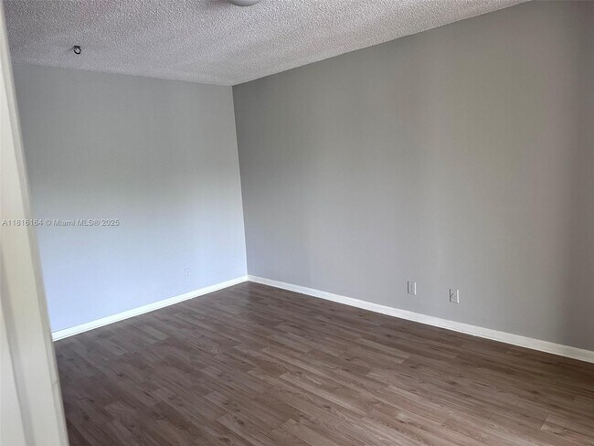 Building Photo - 2526 Carambola Cir N
