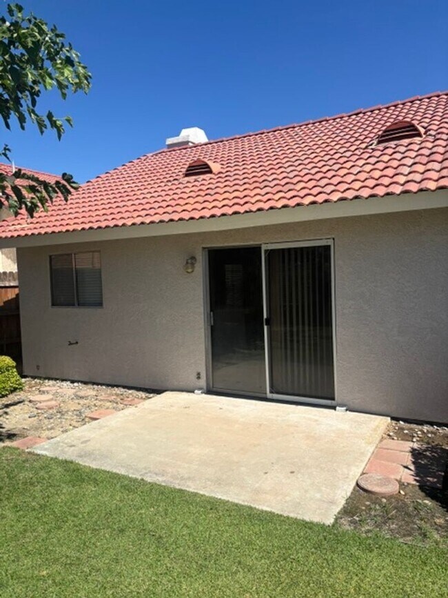 Building Photo - Clean 3 Bedroom / 2 Bathroom home near Stockdale High School, Recently Renovated!