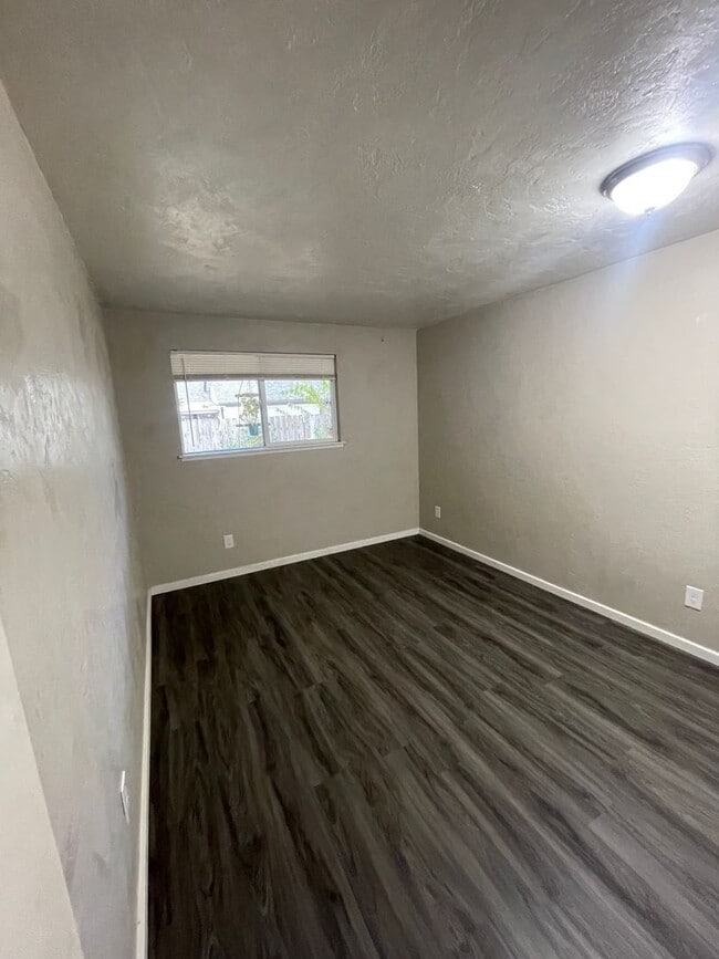 Building Photo - Pet Friendly 2 Bedroom in Lebanon!