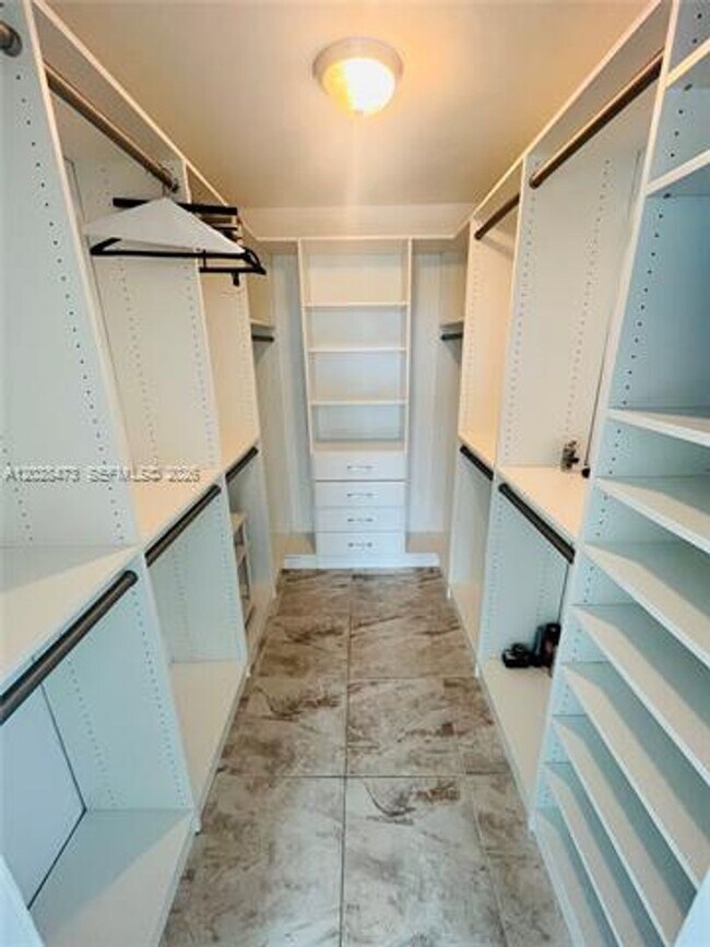 Building Photo - 2655 Collins Ave