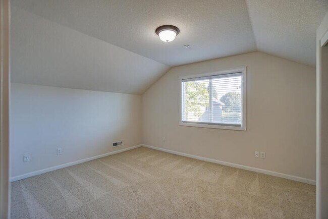 Building Photo - BEAUTIFUL THREE BEDROOM HOME IN VANCOUVER