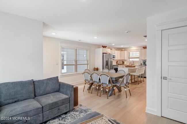 Building Photo - 19 Cummins St