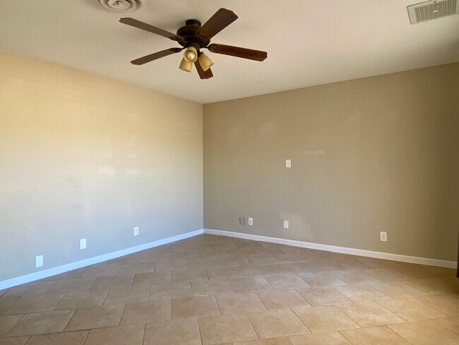 Building Photo - AVAILABLE NOW!!