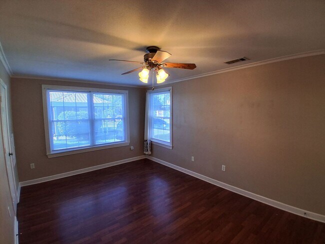 Building Photo - 905 Pinckney Ave