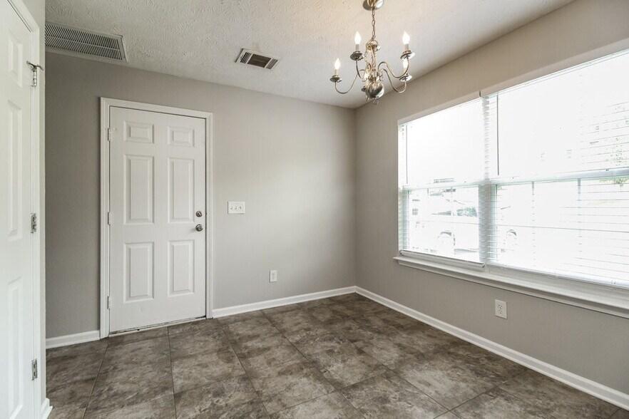 Building Photo - 127 Lyndhurst Dr