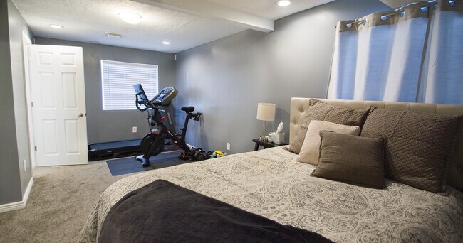 Building Photo - 1487 N Quincy Ave