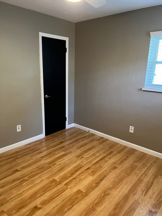 Building Photo - 1122 Sharon Ave