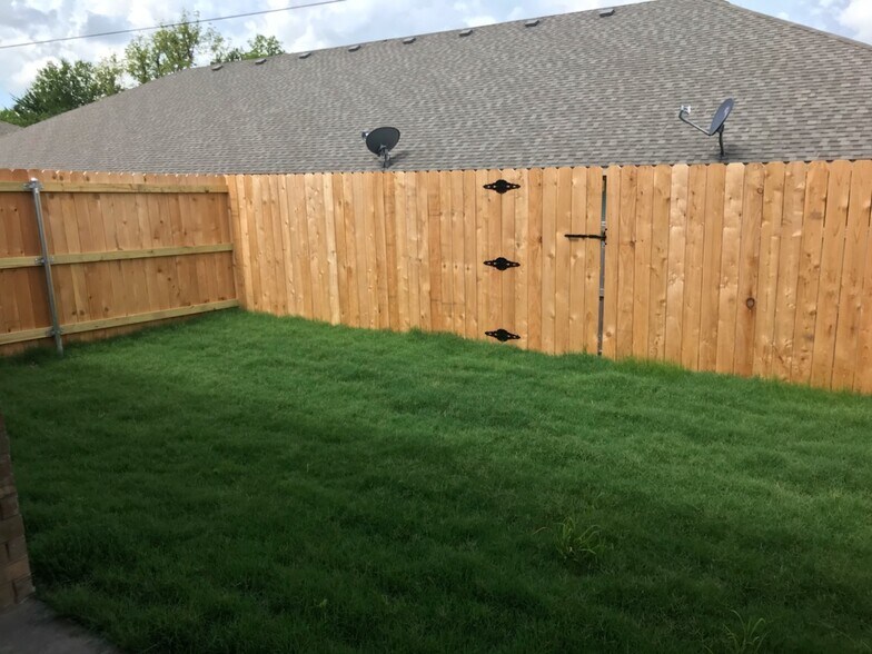 Building Photo - 604 Pecan Ct