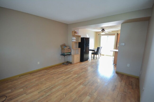 Building Photo - 3 levels of townhouse living in great NW l...