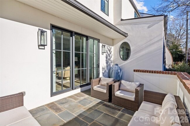 Building Photo - 2622 Chelsea Dr