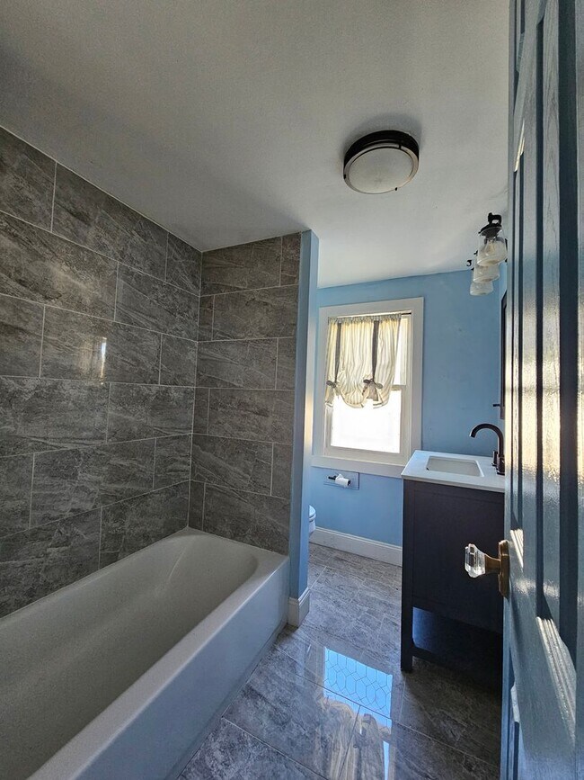 Building Photo - 513 Poplar St