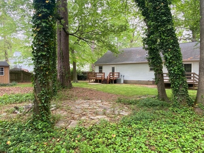 Building Photo - Three bedroom, 2 bath home with a large fe...