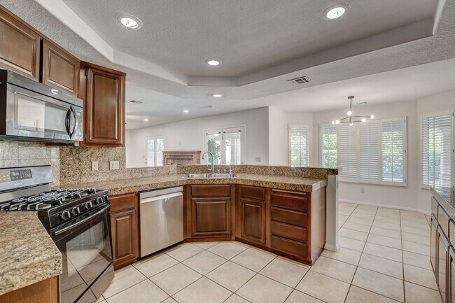 Building Photo - Stunning 5 bedroom home in The Lakes!