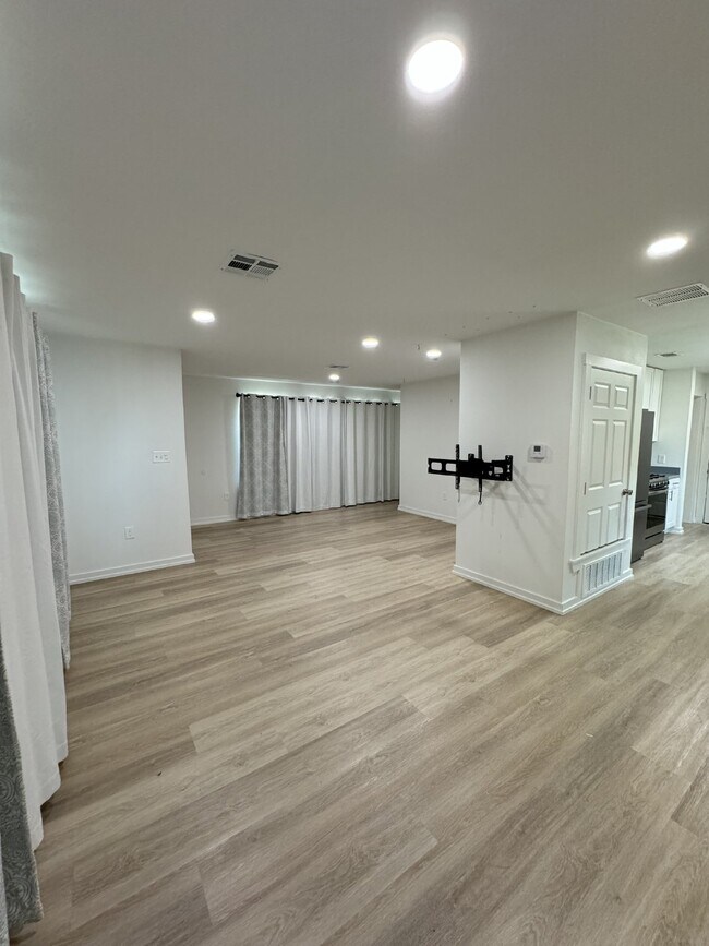 Building Photo - "Charming 1-Bedroom Haven with 1.5 Baths on Hines Avenue, Waco"