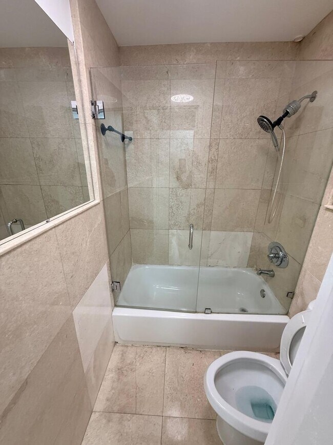 Building Photo - Beautiful Garden Apartment, Move in Condition
