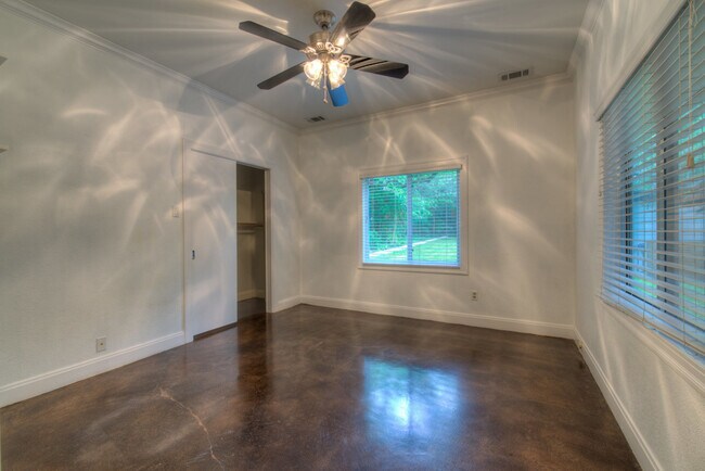 Building Photo - AVAILABLE AUGUST: Gorgeous, Remodeled 4 bed / 3 bath Hyde Park Area Home