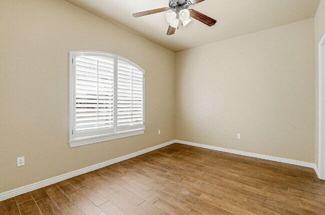 Building Photo - Corner 3 bedroom 3 bath home in Northwest El Paso