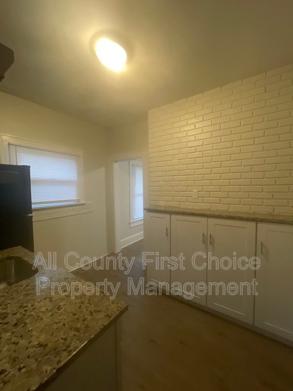 Building Photo - 1111 James Ave S