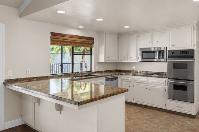 Building Photo - 605 N El Rio Dr