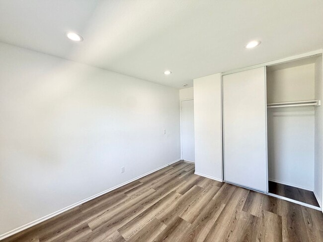 Building Photo - Stunning 4 Bedroom Home in California Tradewinds