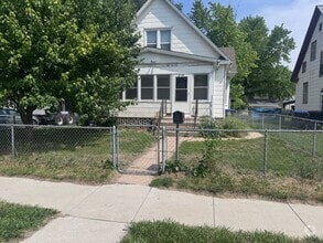 Building Photo - Charming 4-Bedroom Home in Desirable West ...