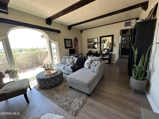 Building Photo - 3921 Pershing Dr