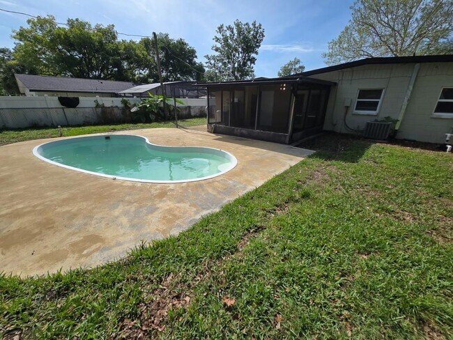 Building Photo - 2921 Sunset Rd